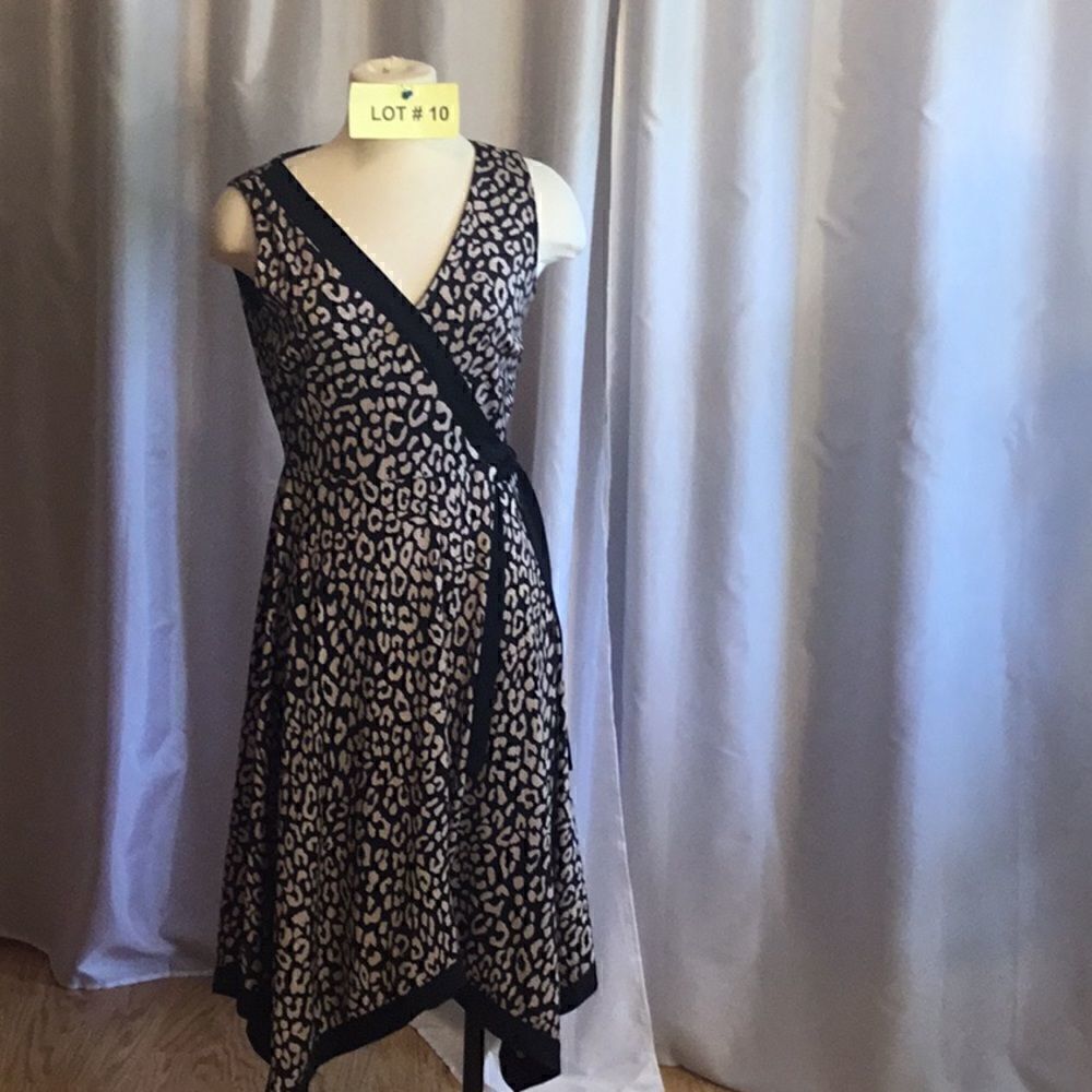 Faux wrap style dress in animal print, pull on v neck, size small SHELBY/PALMER